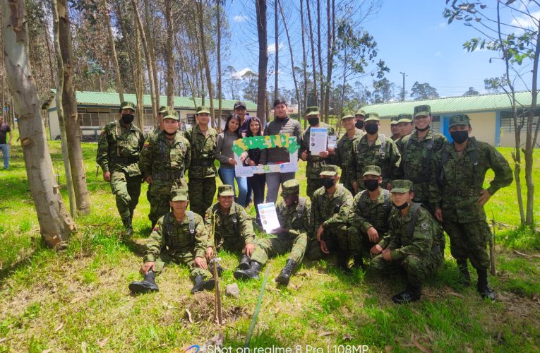 La PUCE-SI participó en la siembra de 5000 árboles en el Cuartel Yaguachi.