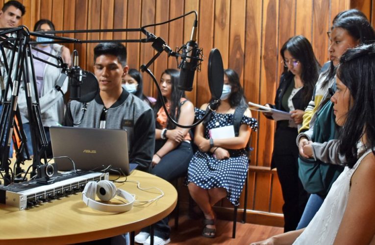 Estudiantes de Yachay participan en taller de redacción en la PUCE-Ibarra