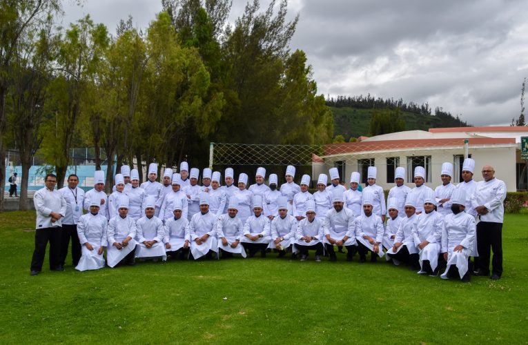 Los estudiantes de Gastronomía y Gestión Culinaria recibieron nueva indumentaria
