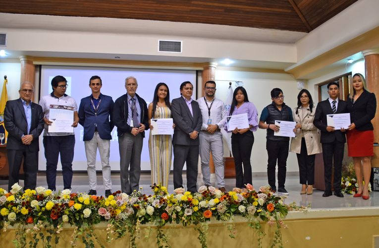 La PUCE Ibarra entregó becas de excelencia académica a estudiantes destacados