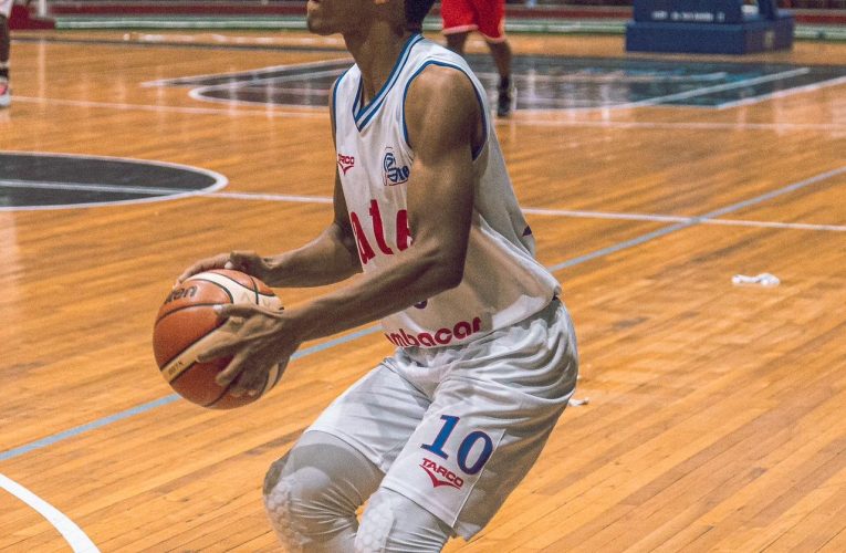 Adonis Barahona figura en la selección nacional de básquetbol