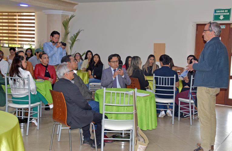 Alberto Acosta invitado en el Café de Negocios de la Escuela de Negocios y Comercio Internacional