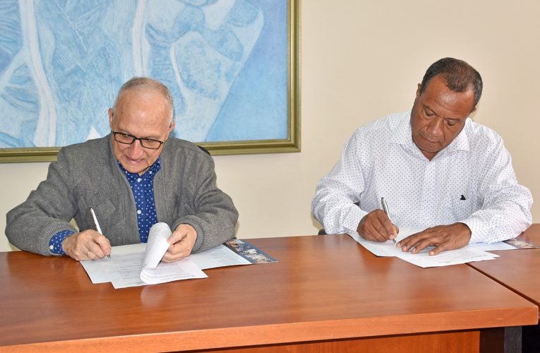 La PUCE Ibarra firmó un acuerdo de propuesta de becas con FEDEFRUNOR