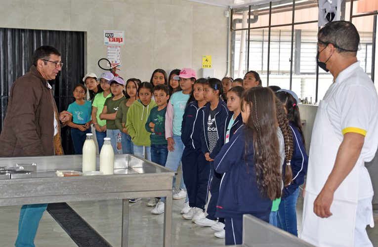 Estudiantes de la Unidad Educativa “Sagrado Corazón de Jesús” visitaron los laboratorios de la ECAA